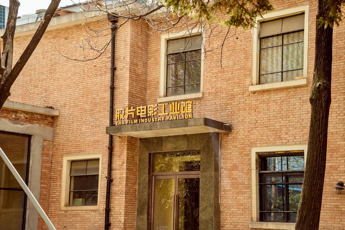 美女老师被猛操的相关介绍