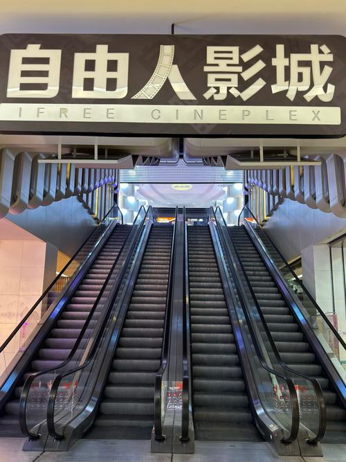 一边亲一边摸.的相关介绍
