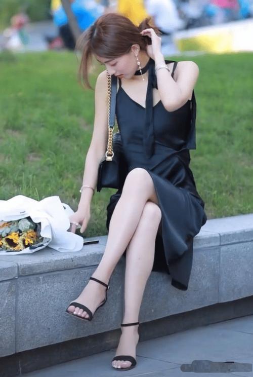 超短裙少妇丰满秘书av的相关介绍