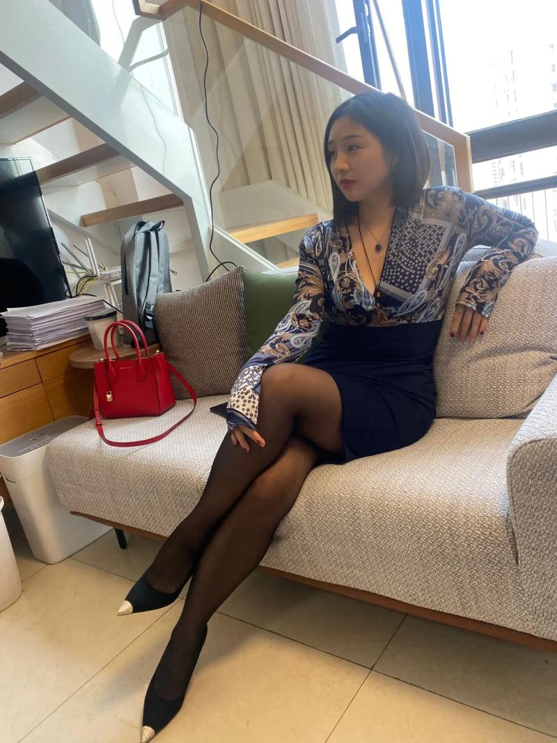一边亲一边摸免费的相关介绍