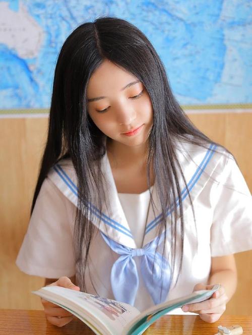 丰满女秘书的诱惑的相关介绍